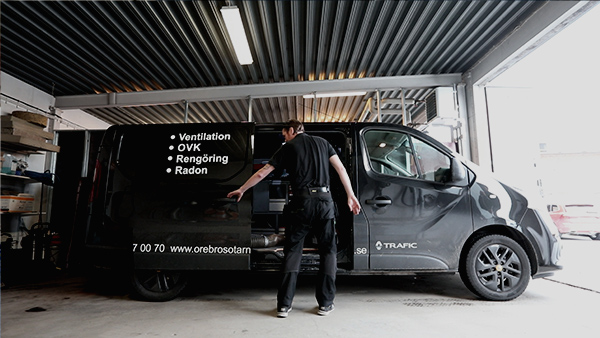Örebro Sotarn på väg ut med bilen för att göra radonmätning och radonsanering