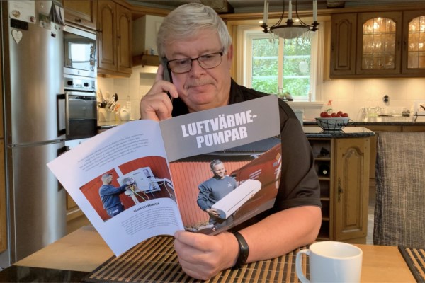 Man läser i en tidning om Luftvärmepumpar